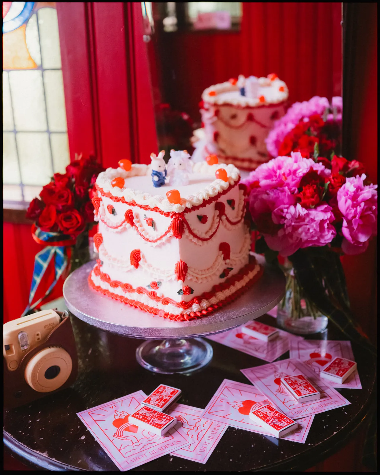 brighton wedding photographer sussex - modern wedding cake red